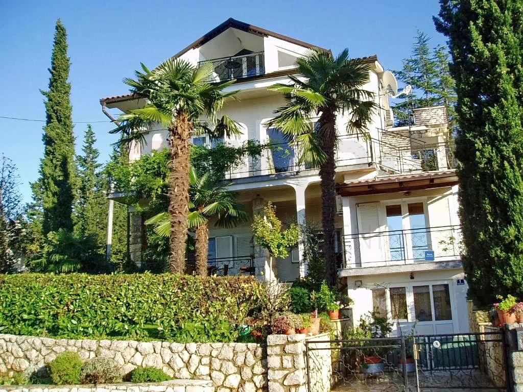 Malinska, mediteranska hiša s 5 apartmaji na odlični lokaciji 100 m od morja!