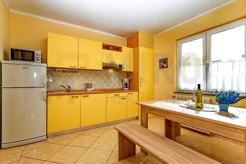 Malinska, mediteranska hiša s 5 apartmaji na odlični lokaciji 100 m od morja!
