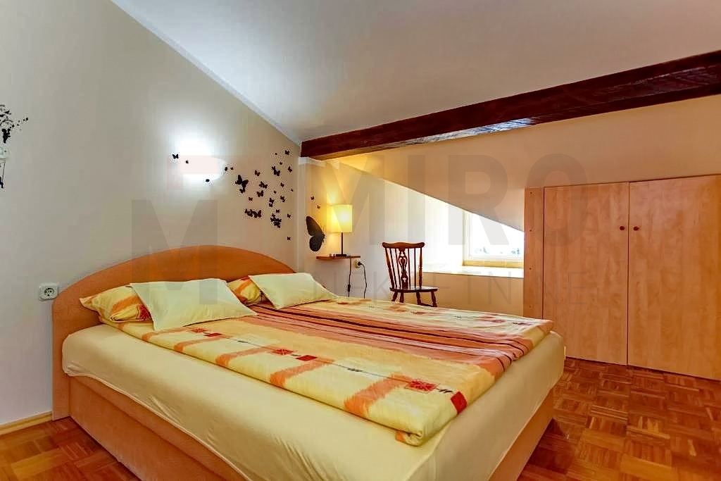 Malinska, mediteranska hiša s 5 apartmaji na odlični lokaciji 100 m od morja!