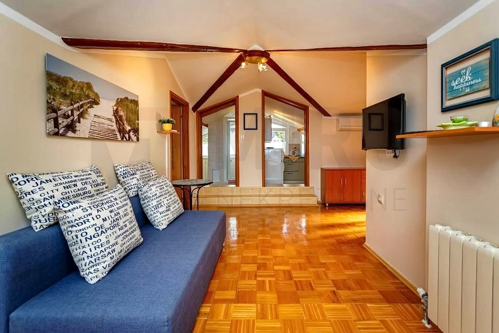 Malinska, mediteranska hiša s 5 apartmaji na odlični lokaciji 100 m od morja!