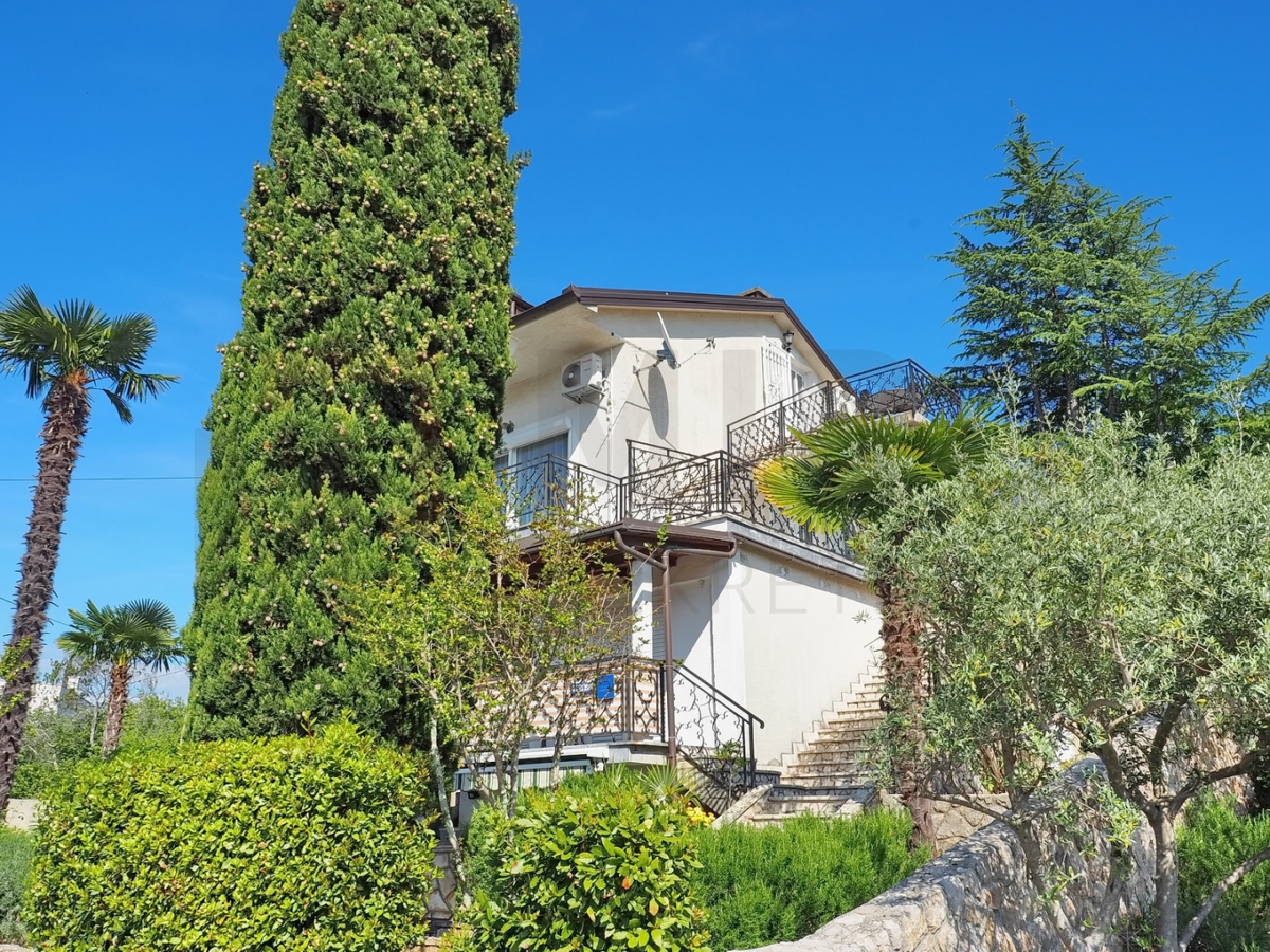 Malinska, mediteranska hiša s 5 apartmaji na odlični lokaciji 100 m od morja!