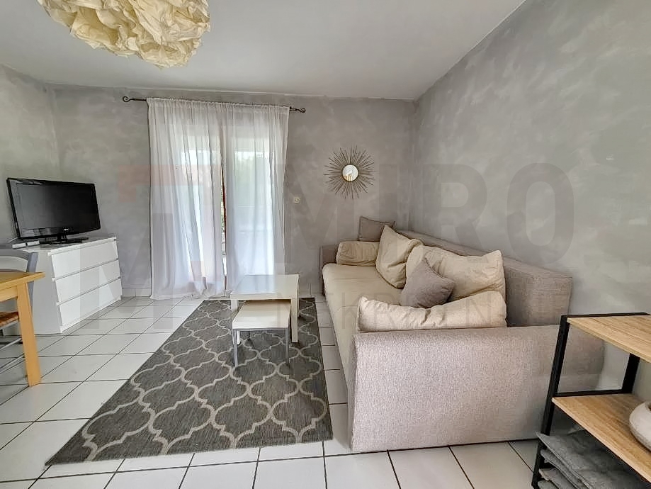 Njivice, apartma z vrtom, bazenom in pomožno garsonjero, PRODAJA!