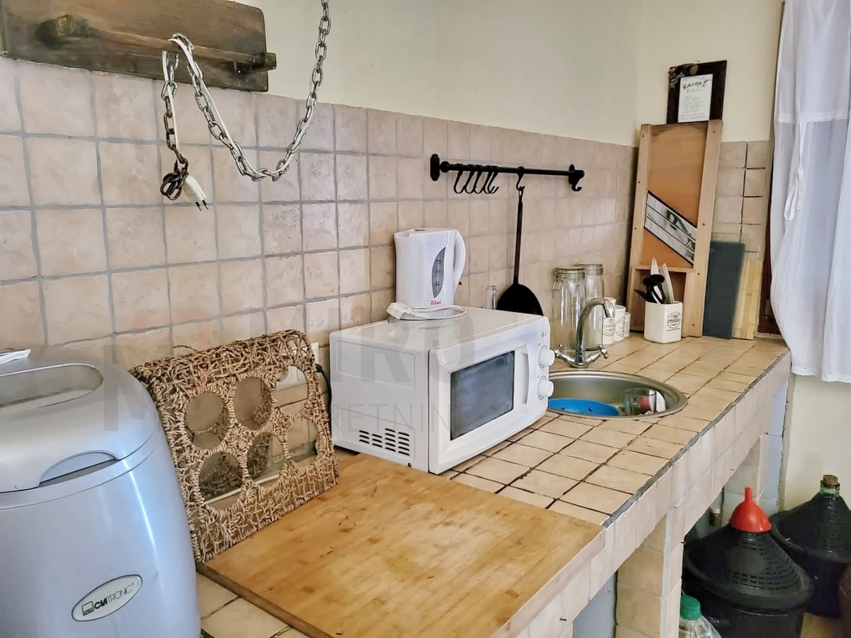 Njivice, apartma z vrtom, bazenom in pomožno garsonjero, PRODAJA!