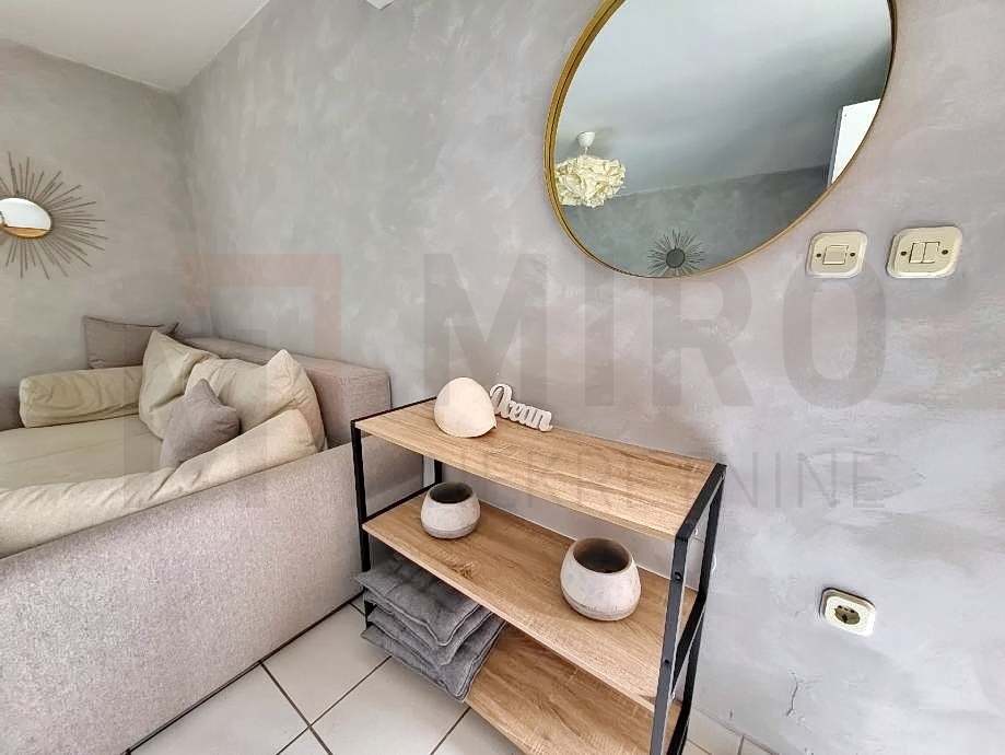 Njivice, apartma z vrtom, bazenom in pomožno garsonjero, PRODAJA!