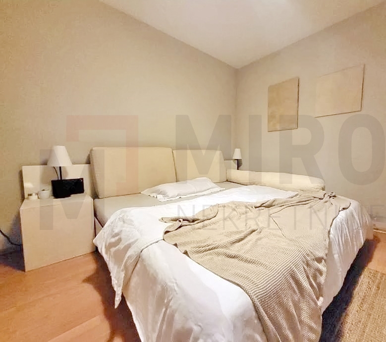Njivice, apartma z vrtom, bazenom in pomožno garsonjero, PRODAJA!