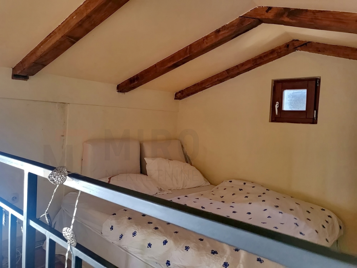 Njivice, apartma z vrtom, bazenom in pomožno garsonjero, PRODAJA!