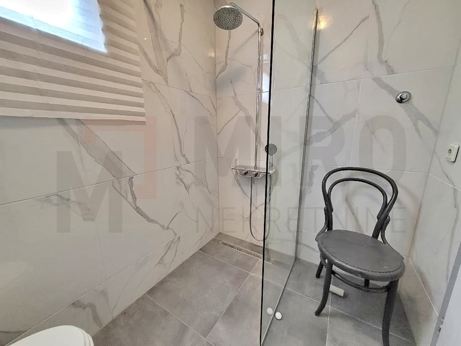 Njivice, apartma z vrtom, bazenom in pomožno garsonjero, PRODAJA!