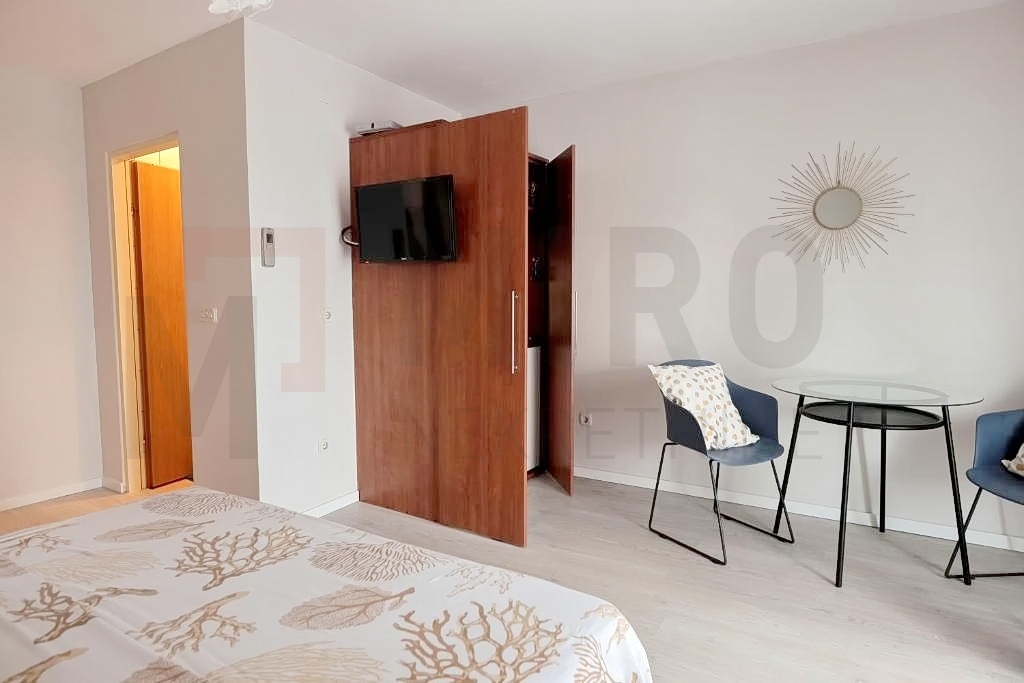 Njivice, apartma z vrtom, bazenom in pomožno garsonjero, PRODAJA!