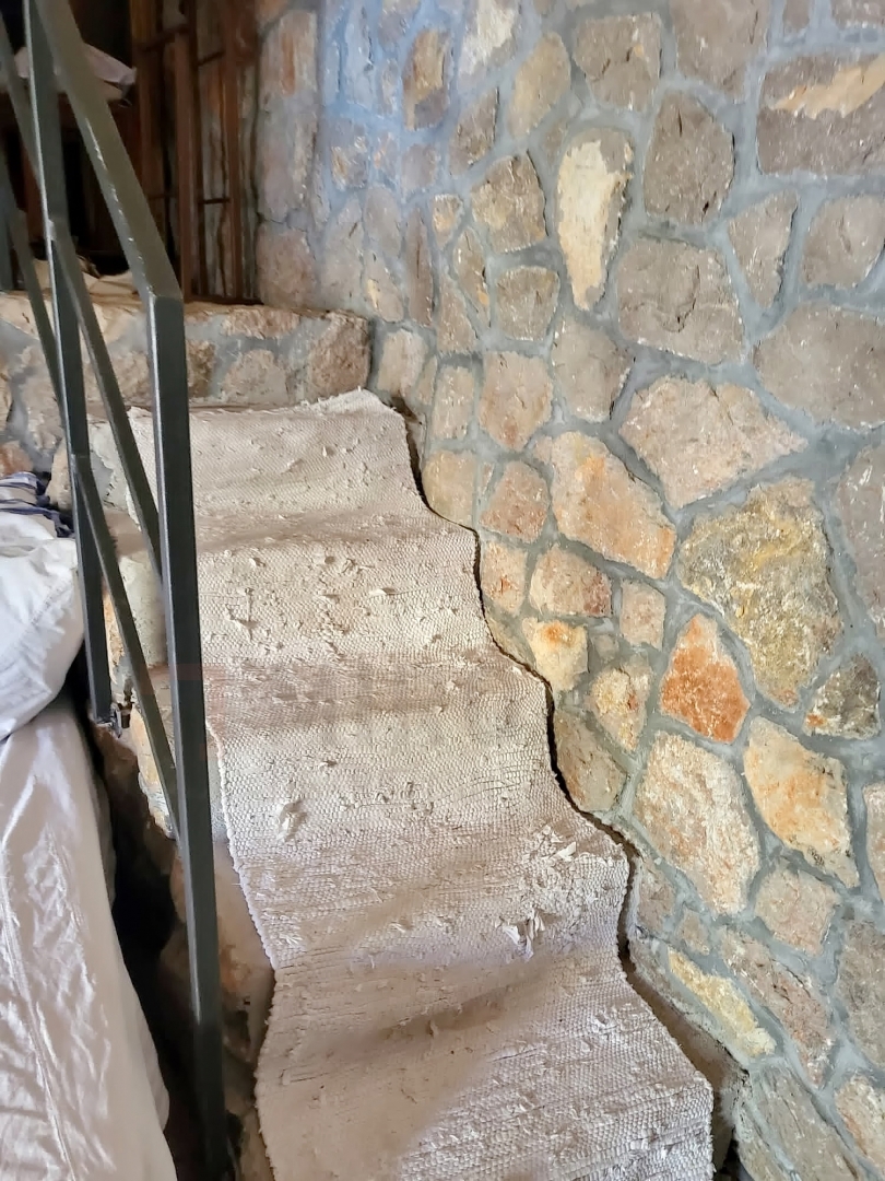 Njivice, apartma z vrtom, bazenom in pomožno garsonjero, PRODAJA!