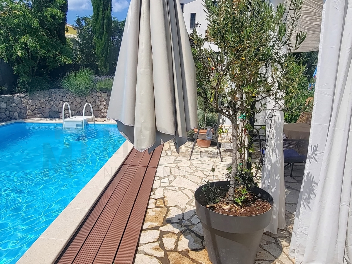 Njivice, apartma z vrtom, bazenom in pomožno garsonjero, PRODAJA!