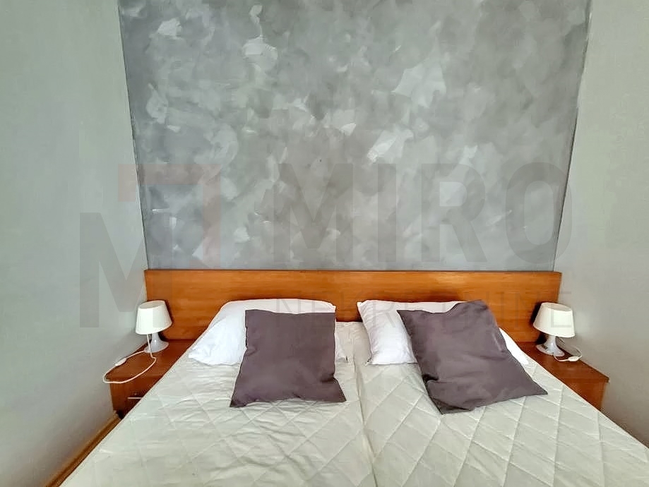 Njivice, apartma z vrtom, bazenom in pomožno garsonjero, PRODAJA!