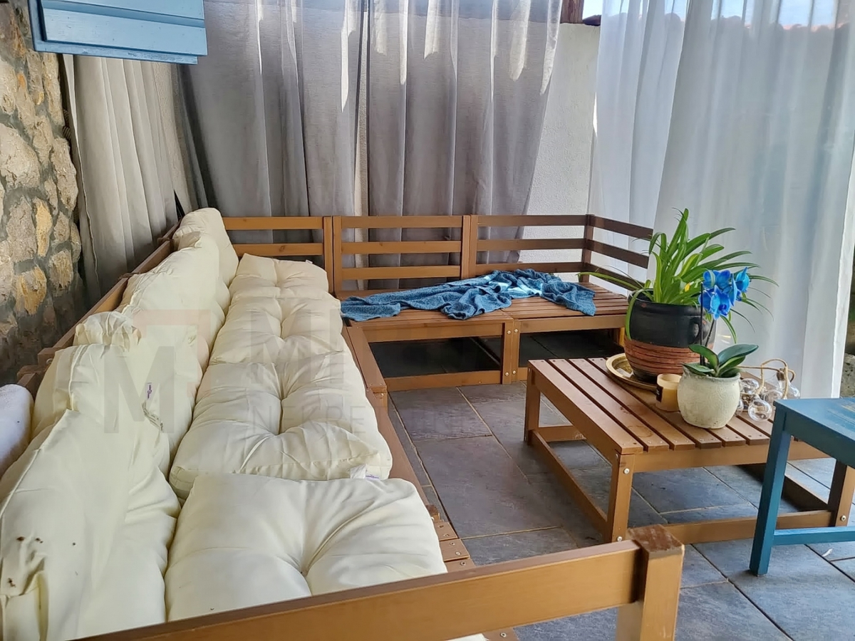 Njivice, apartma z vrtom, bazenom in pomožno garsonjero, PRODAJA!