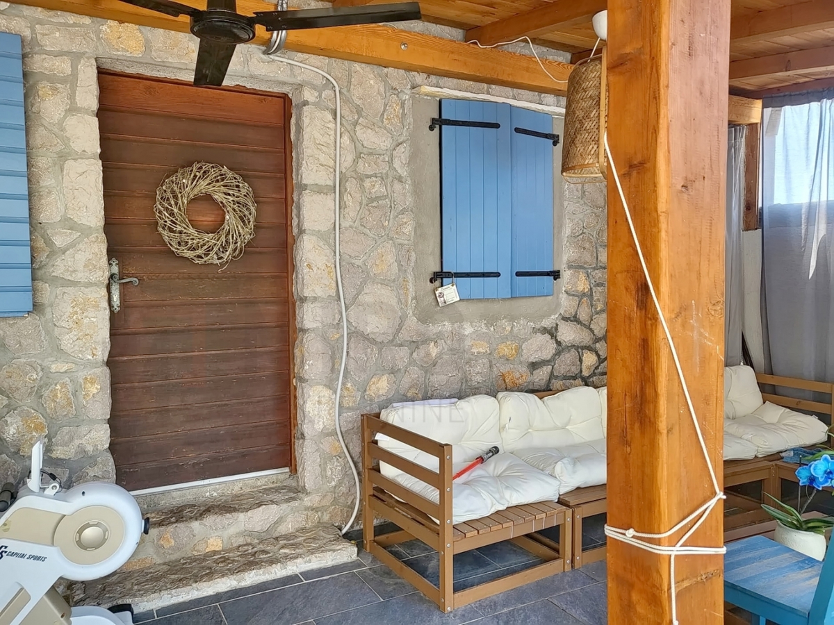 Njivice, apartma z vrtom, bazenom in pomožno garsonjero, PRODAJA!