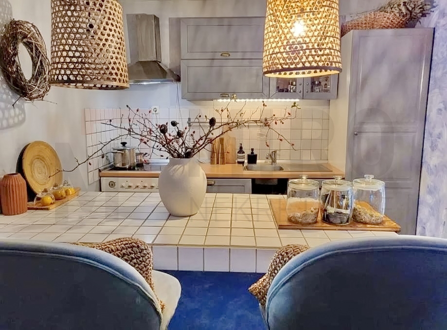 Njivice, apartma z vrtom, bazenom in pomožno garsonjero, PRODAJA!
