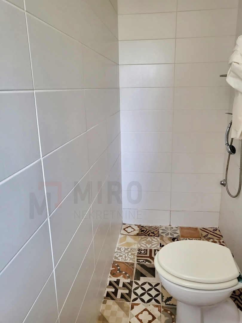 Njivice, apartma z vrtom, bazenom in pomožno garsonjero, PRODAJA!