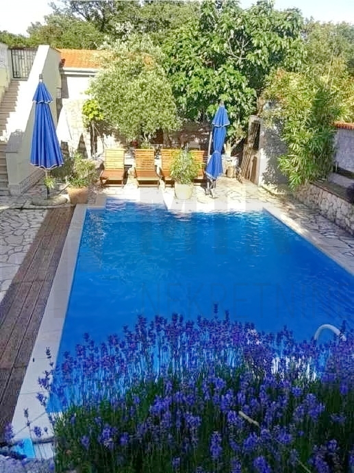 Njivice, apartma z vrtom, bazenom in pomožno garsonjero, PRODAJA!