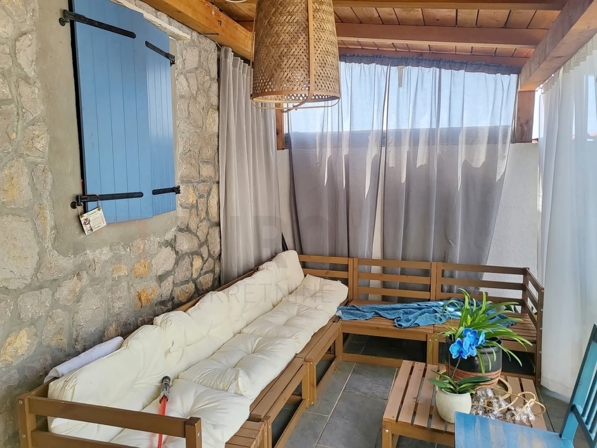 Njivice, apartma z vrtom, bazenom in pomožno garsonjero, PRODAJA!