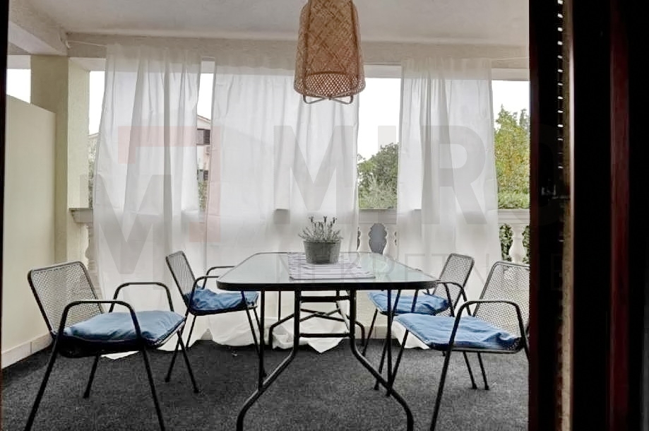Njivice, apartma z vrtom, bazenom in pomožno garsonjero, PRODAJA!