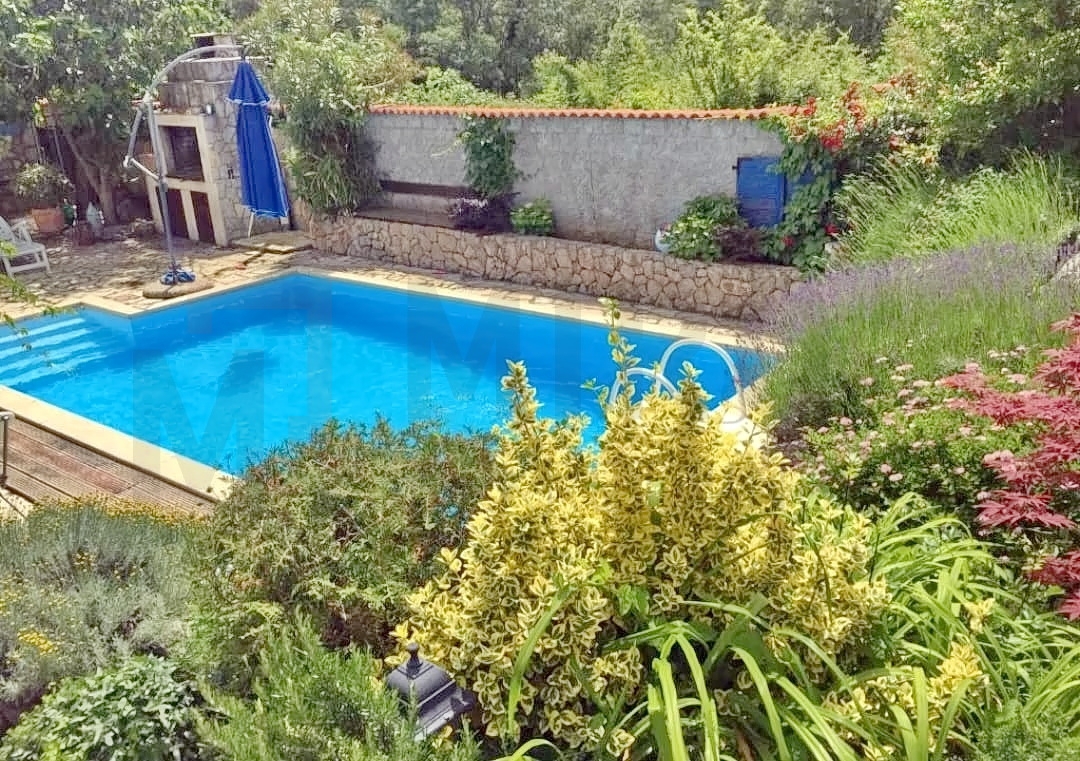 Njivice, apartma z vrtom, bazenom in pomožno garsonjero, PRODAJA!
