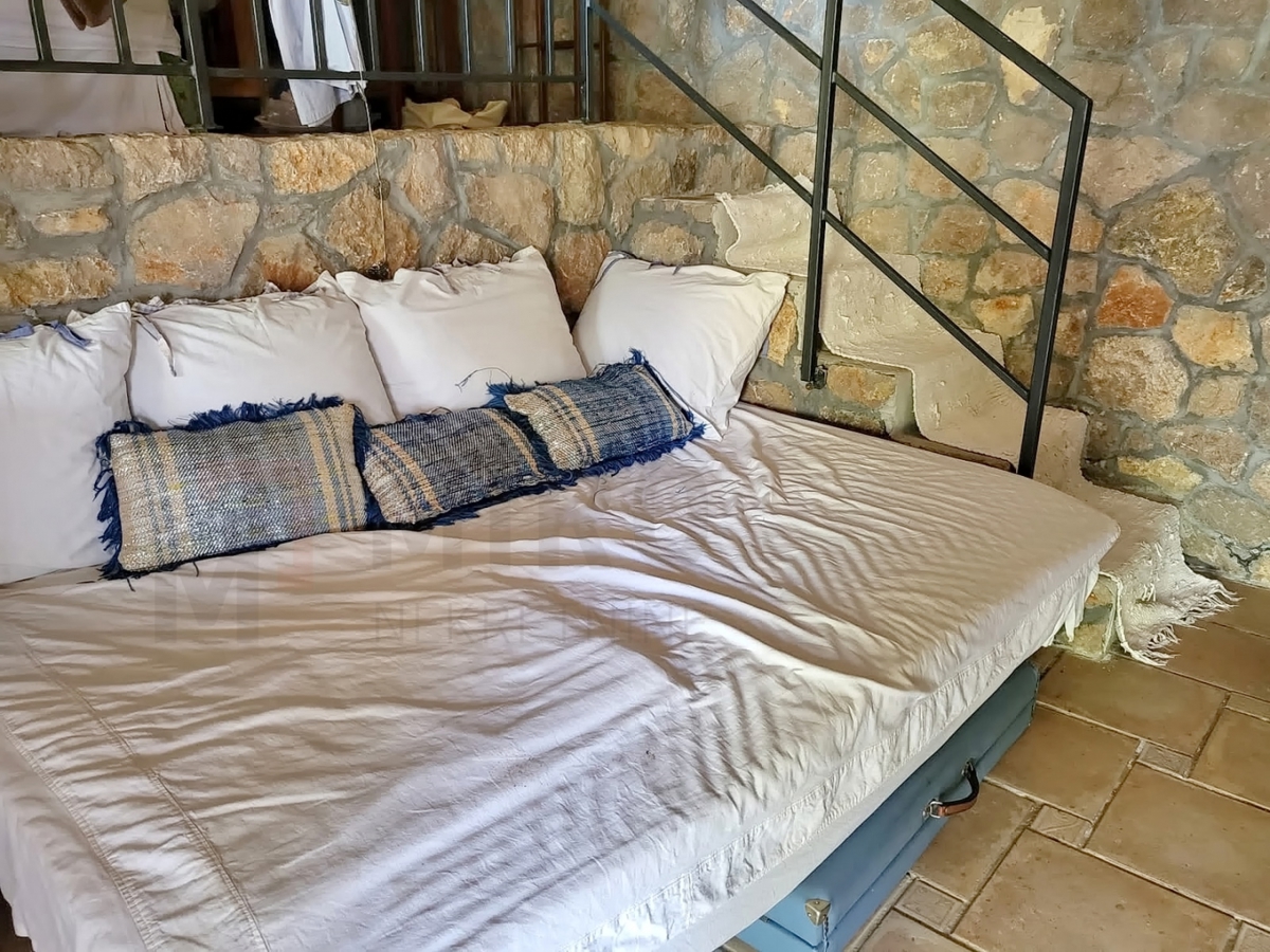 Njivice, apartma z vrtom, bazenom in pomožno garsonjero, PRODAJA!