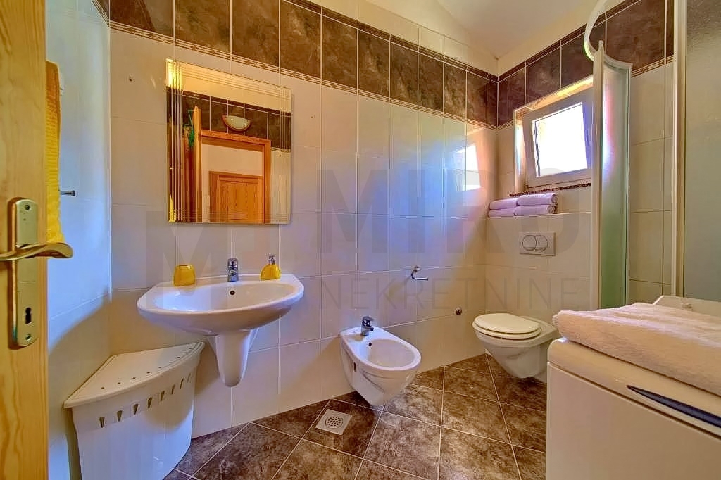 Krk, okolica, opremljen dvosobni apartma z odprtim pogledom na morje