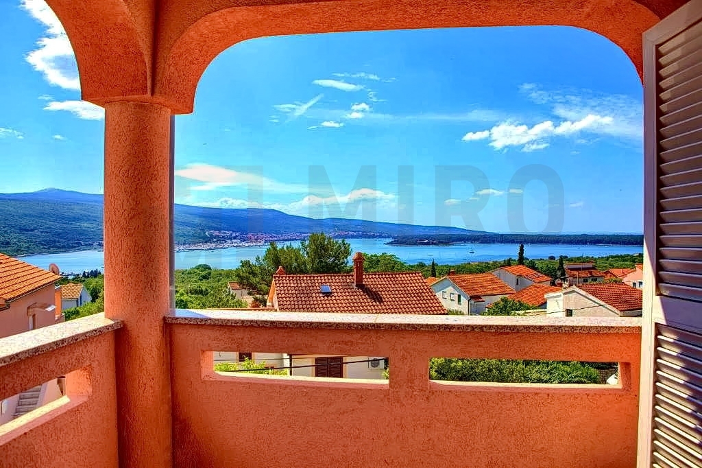 Krk, okolica, opremljen dvosobni apartma z odprtim pogledom na morje