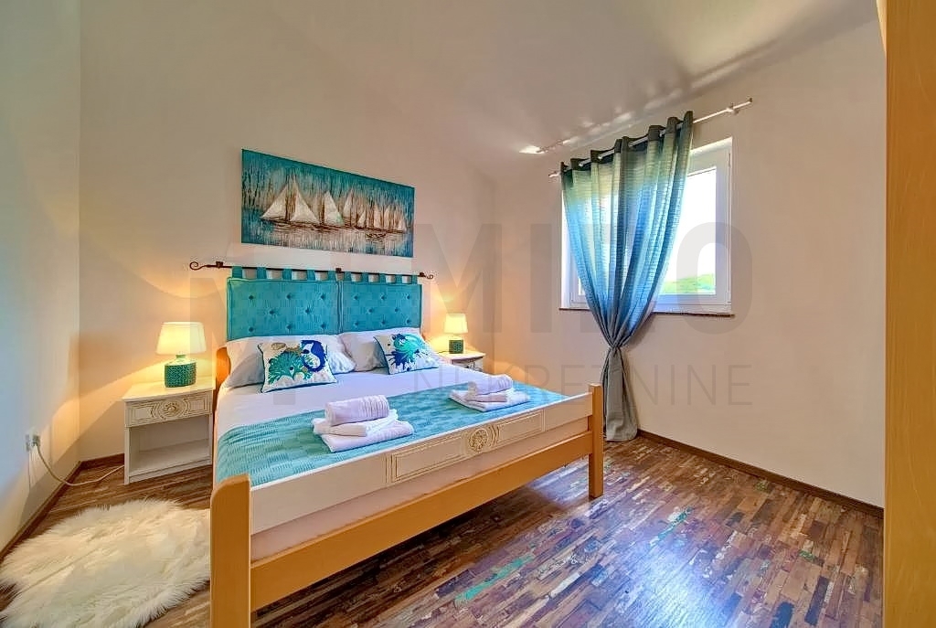 Krk, okolica, opremljen dvosobni apartma z odprtim pogledom na morje