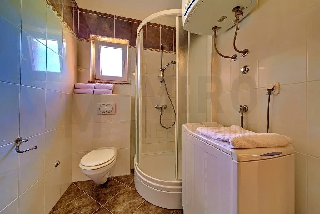 Krk, okolica, opremljen dvosobni apartma z odprtim pogledom na morje