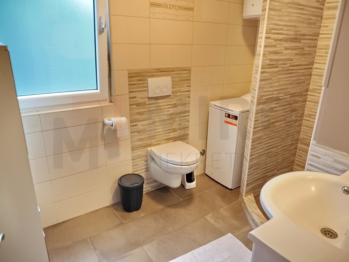 Krk, okolica, 2 apartmaja z vrtom in skupnim bazenom, PRODAJA!