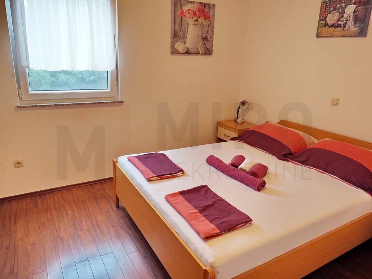 Krk, okolica, 2 apartmaja z vrtom in skupnim bazenom, PRODAJA!