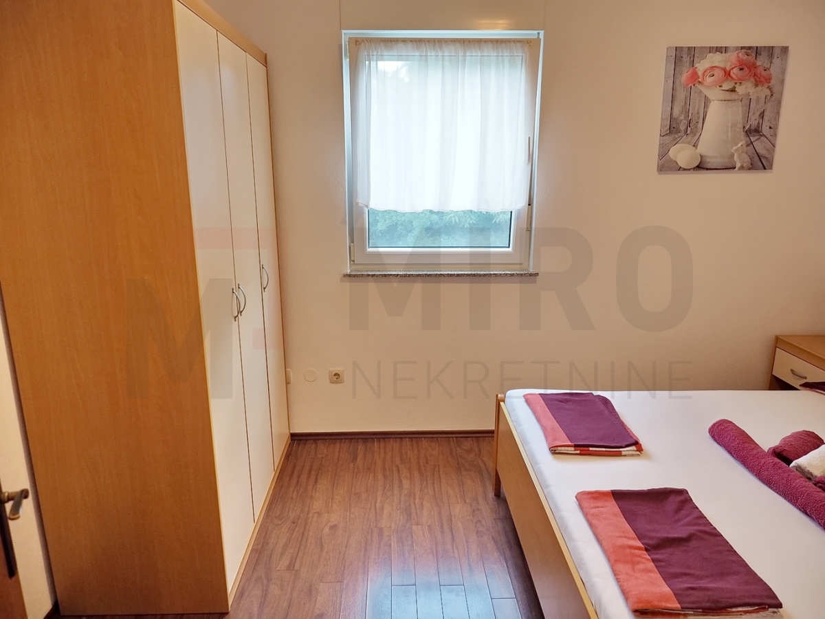 Krk, okolica, 2 apartmaja z vrtom in skupnim bazenom, PRODAJA!