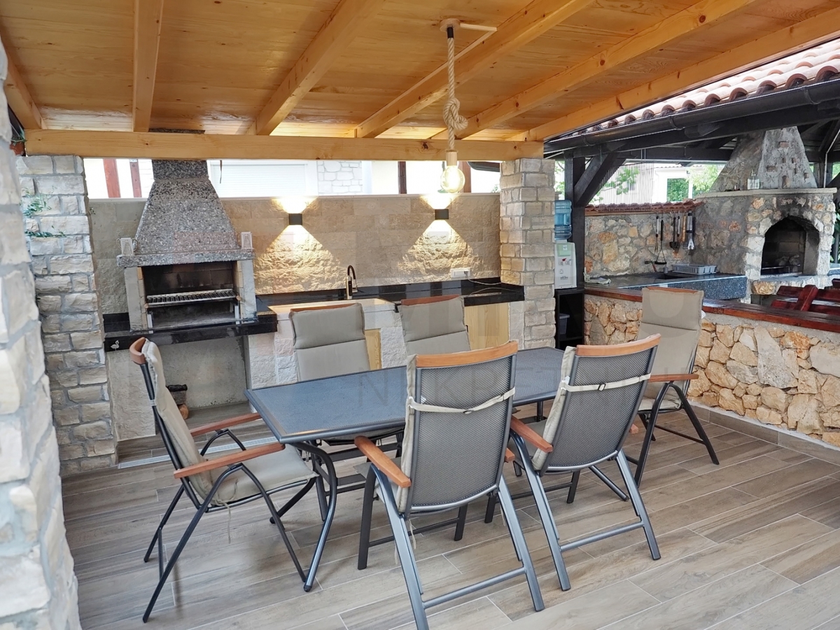 Krk, okolica, 2 apartmaja z vrtom in skupnim bazenom, PRODAJA!