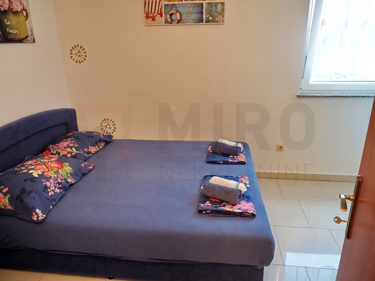 Krk, okolica, 2 apartmaja z vrtom in skupnim bazenom, PRODAJA!