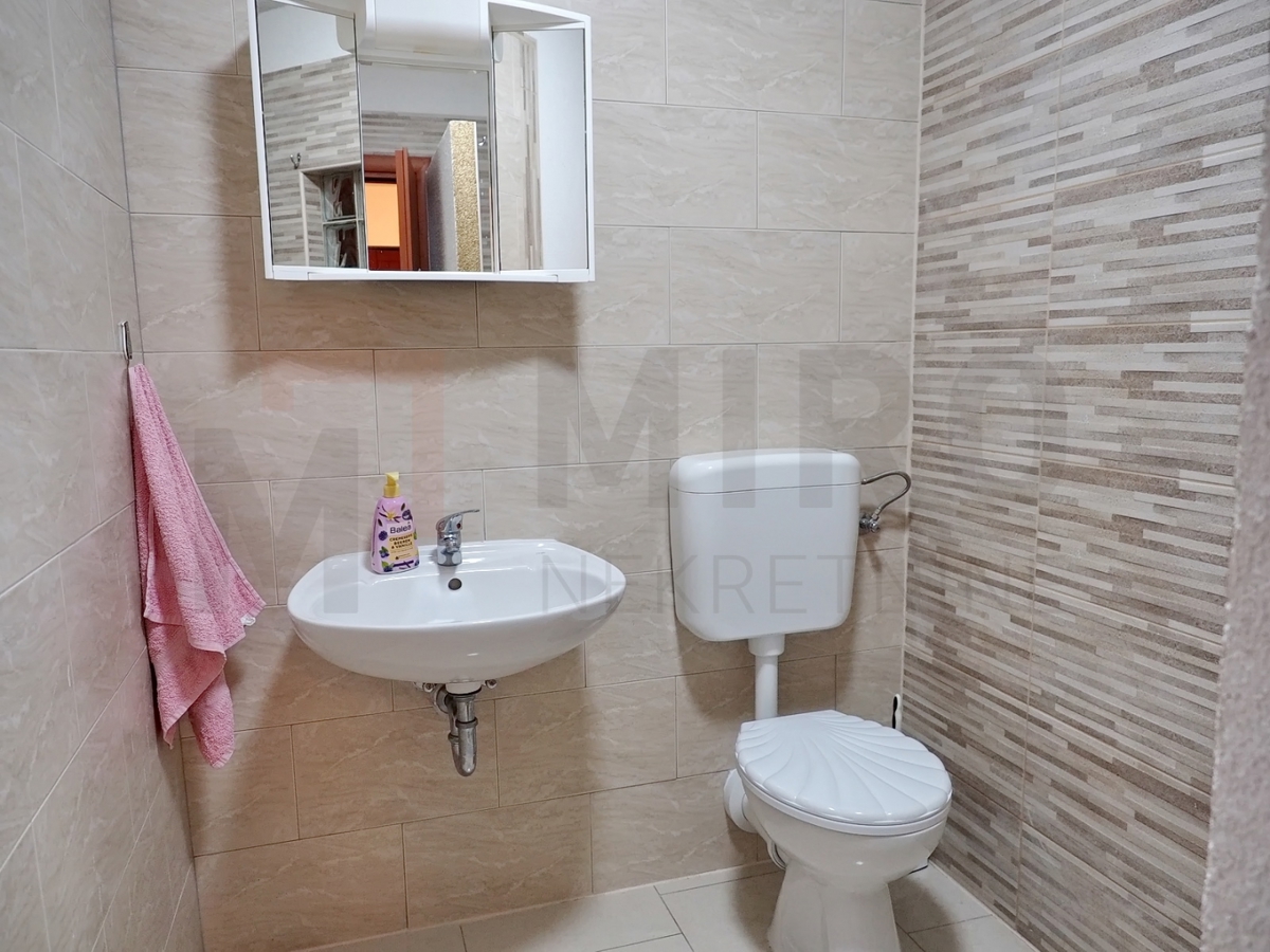 Krk, okolica, 2 apartmaja z vrtom in skupnim bazenom, PRODAJA!