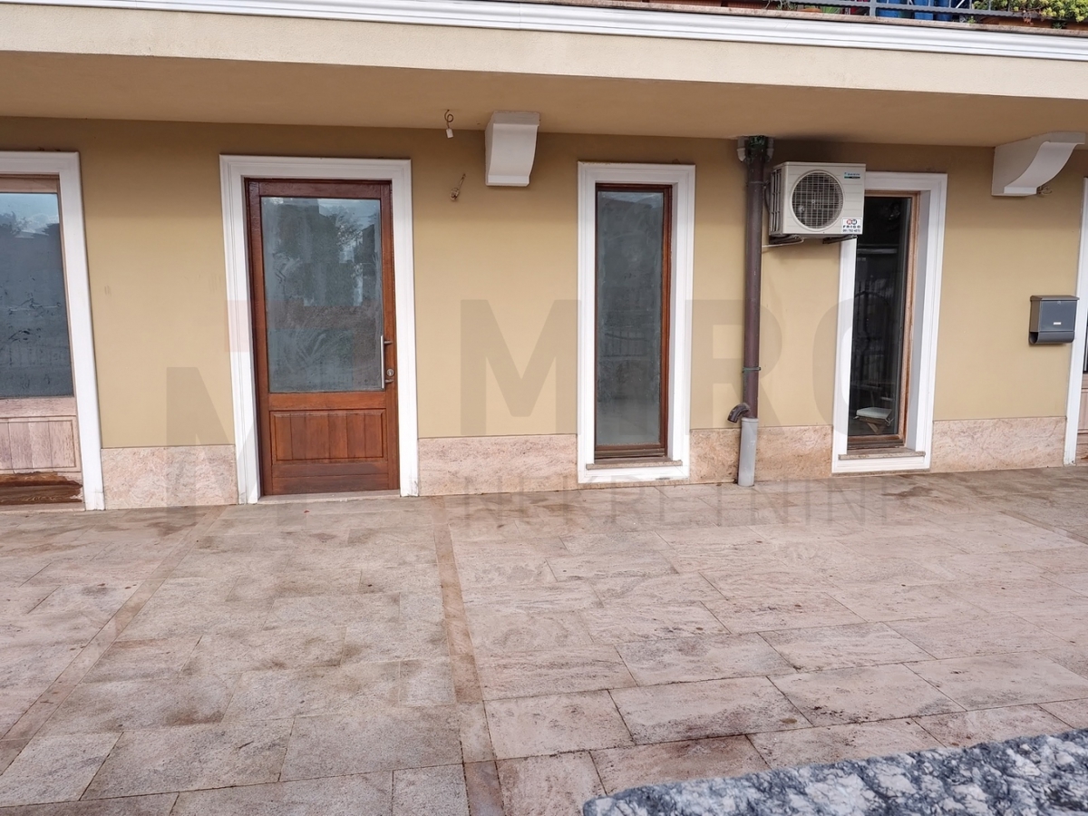 Omišalj, poslovni prostor v Rohbau fazi v centru mesta, PRODAJA!