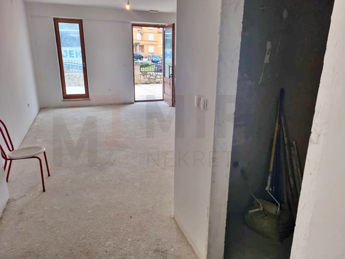 Omišalj, poslovni prostor v Rohbau fazi v centru mesta, PRODAJA!