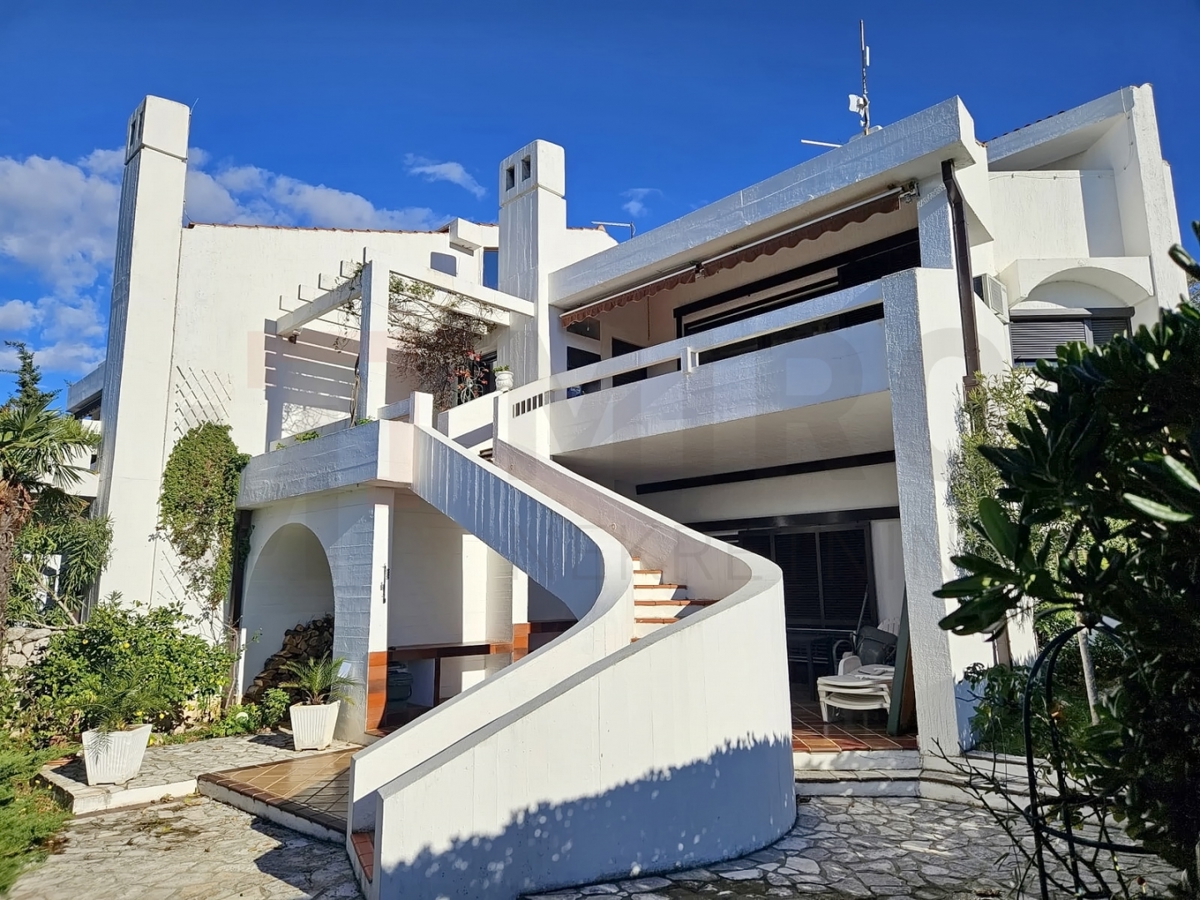 Punat, apartmajska hiša z bazenom, 1. red do morja, PRODAJA!