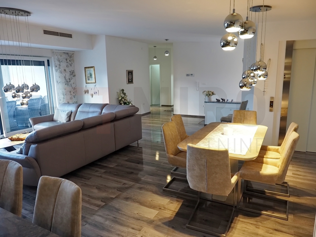 Malinska, luksuzni penthouse z dvigalom na odlični lokaciji 100m od morja