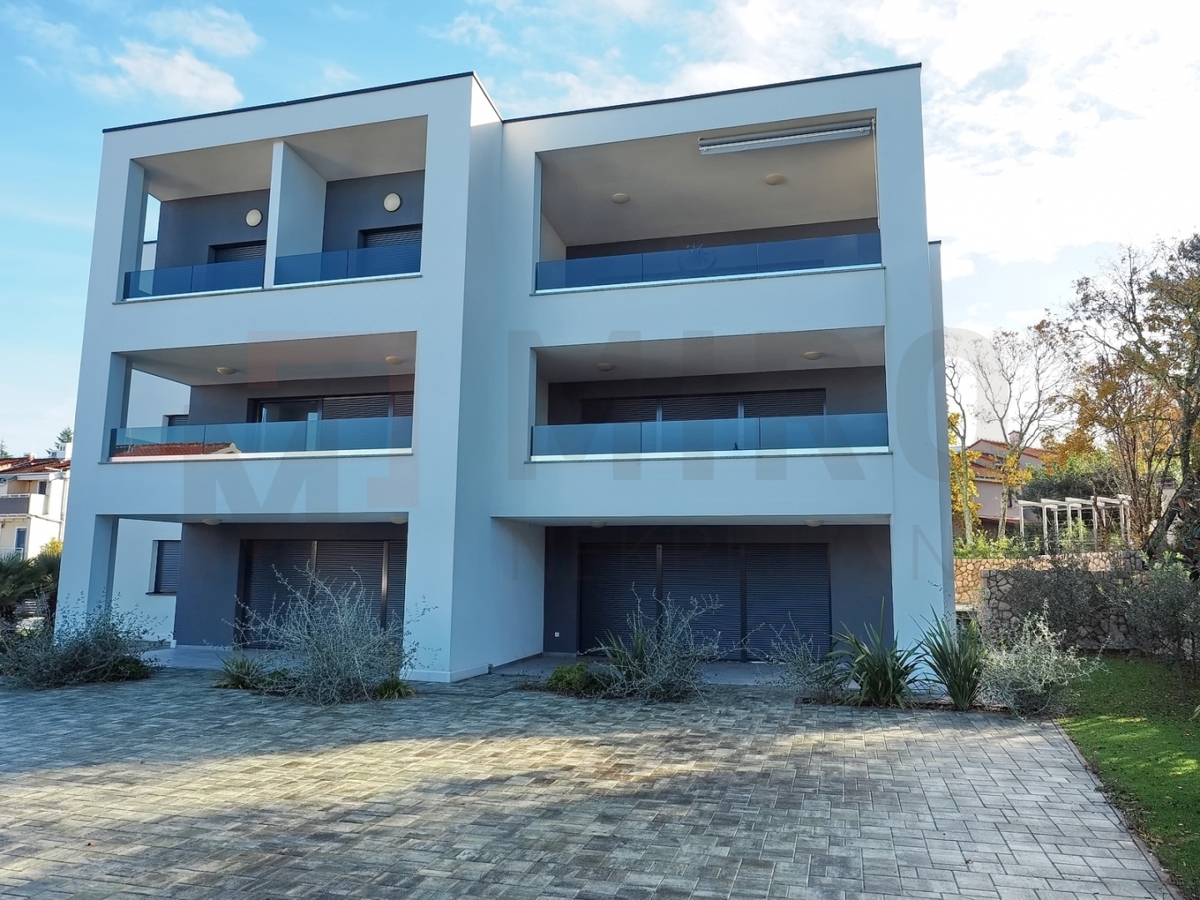 Malinska, luksuzni penthouse z dvigalom na odlični lokaciji 100m od morja