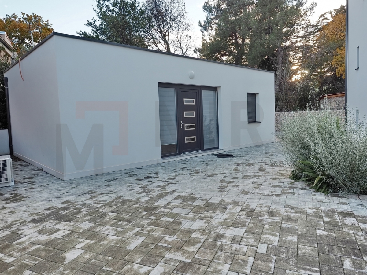 Malinska, luksuzni penthouse z dvigalom na odlični lokaciji 100m od morja