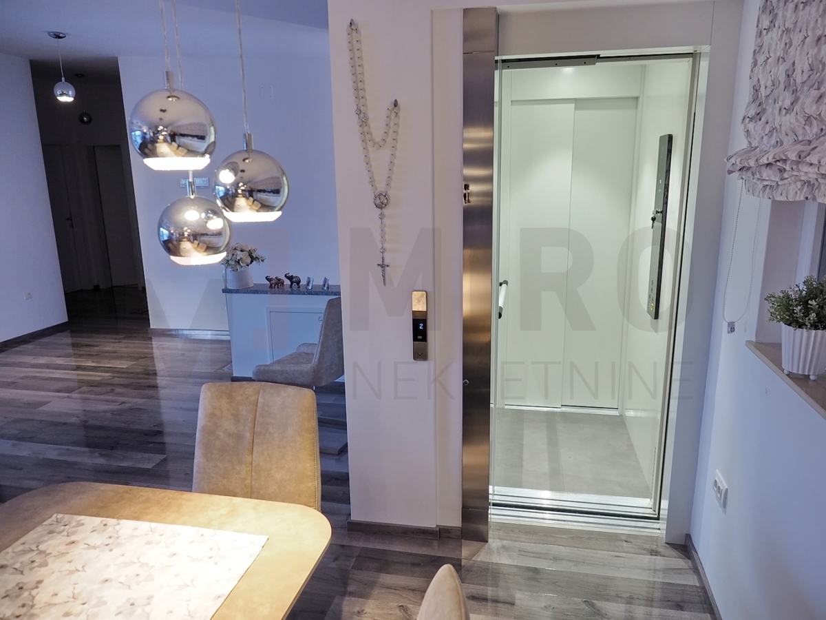 Malinska, luksuzni penthouse z dvigalom na odlični lokaciji 100m od morja
