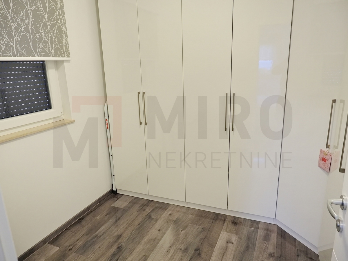 Malinska, luksuzni penthouse z dvigalom na odlični lokaciji 100m od morja