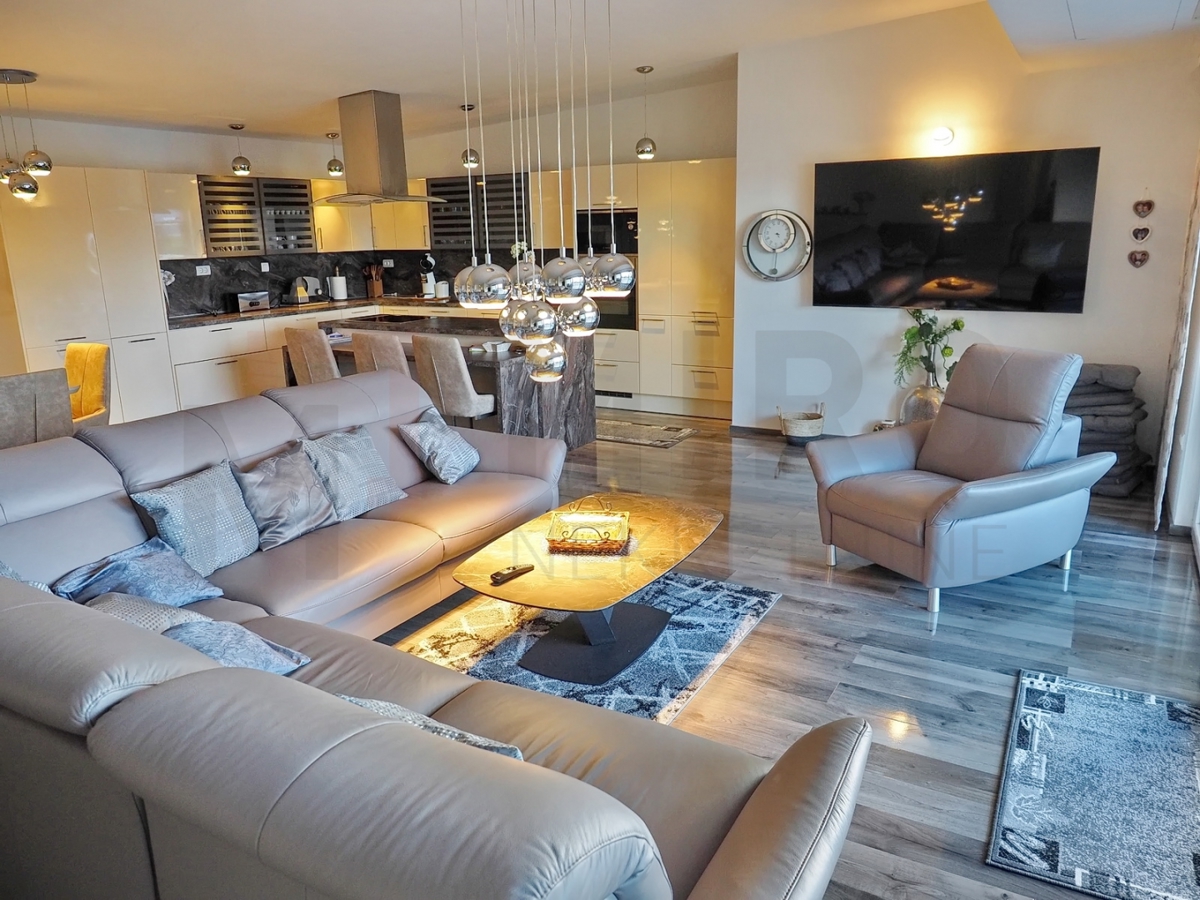 Malinska, luksuzni penthouse z dvigalom na odlični lokaciji 100m od morja
