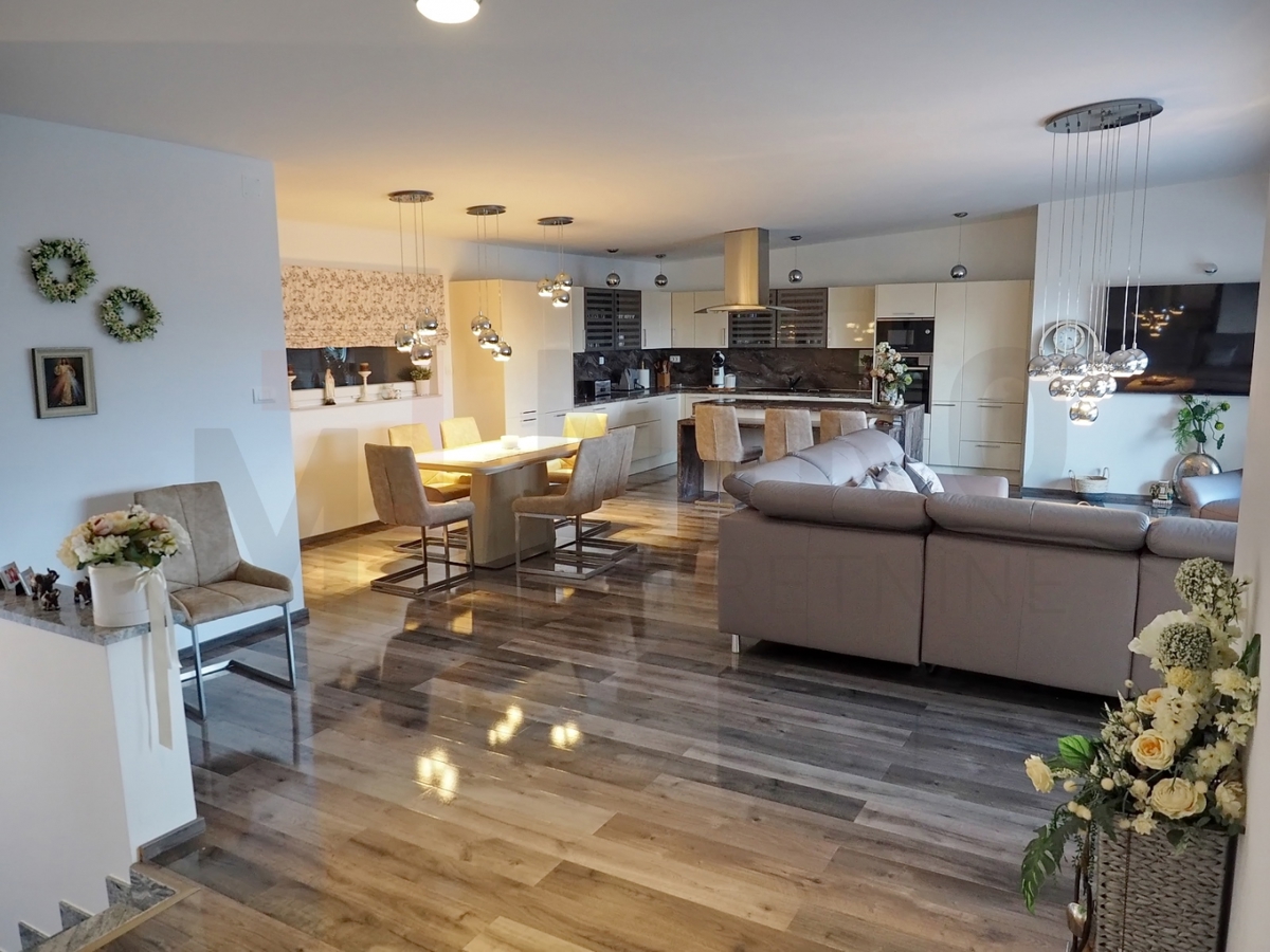 Malinska, luksuzni penthouse z dvigalom na odlični lokaciji 100m od morja
