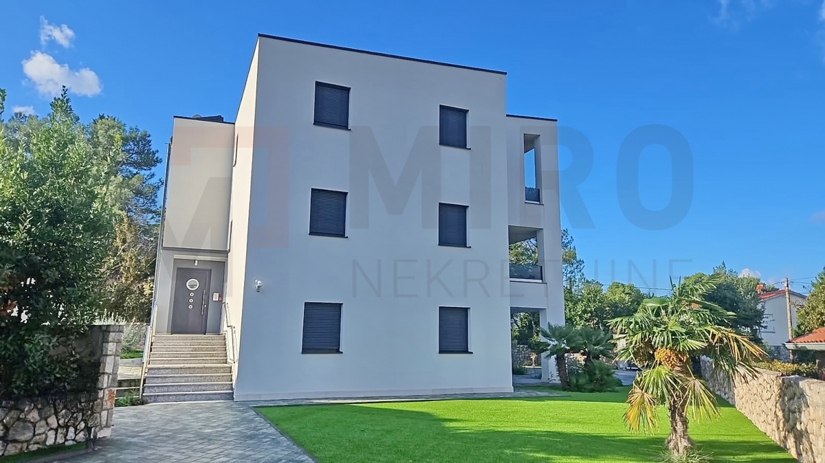 Malinska, luksuzni penthouse z dvigalom na odlični lokaciji 100m od morja