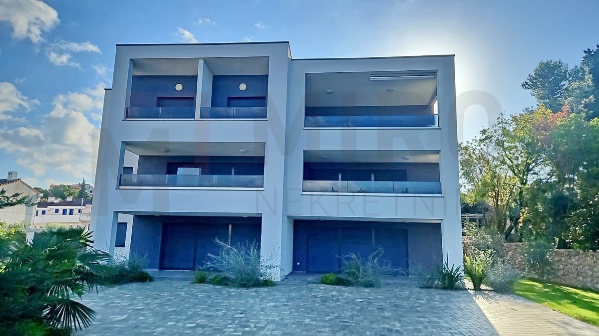 Malinska, luksuzni penthouse z dvigalom na odlični lokaciji 100m od morja