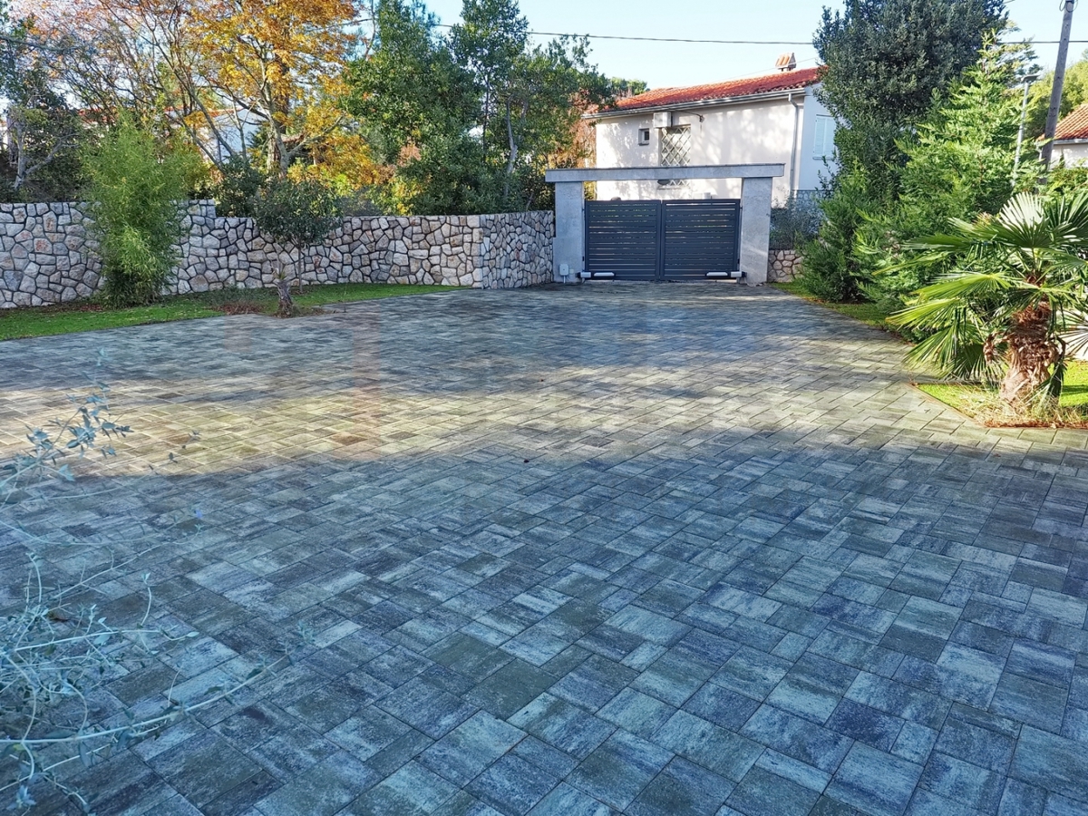 Malinska, luksuzni penthouse z dvigalom na odlični lokaciji 100m od morja