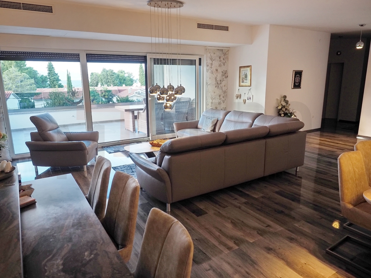 Malinska, luksuzni penthouse z dvigalom na odlični lokaciji 100m od morja