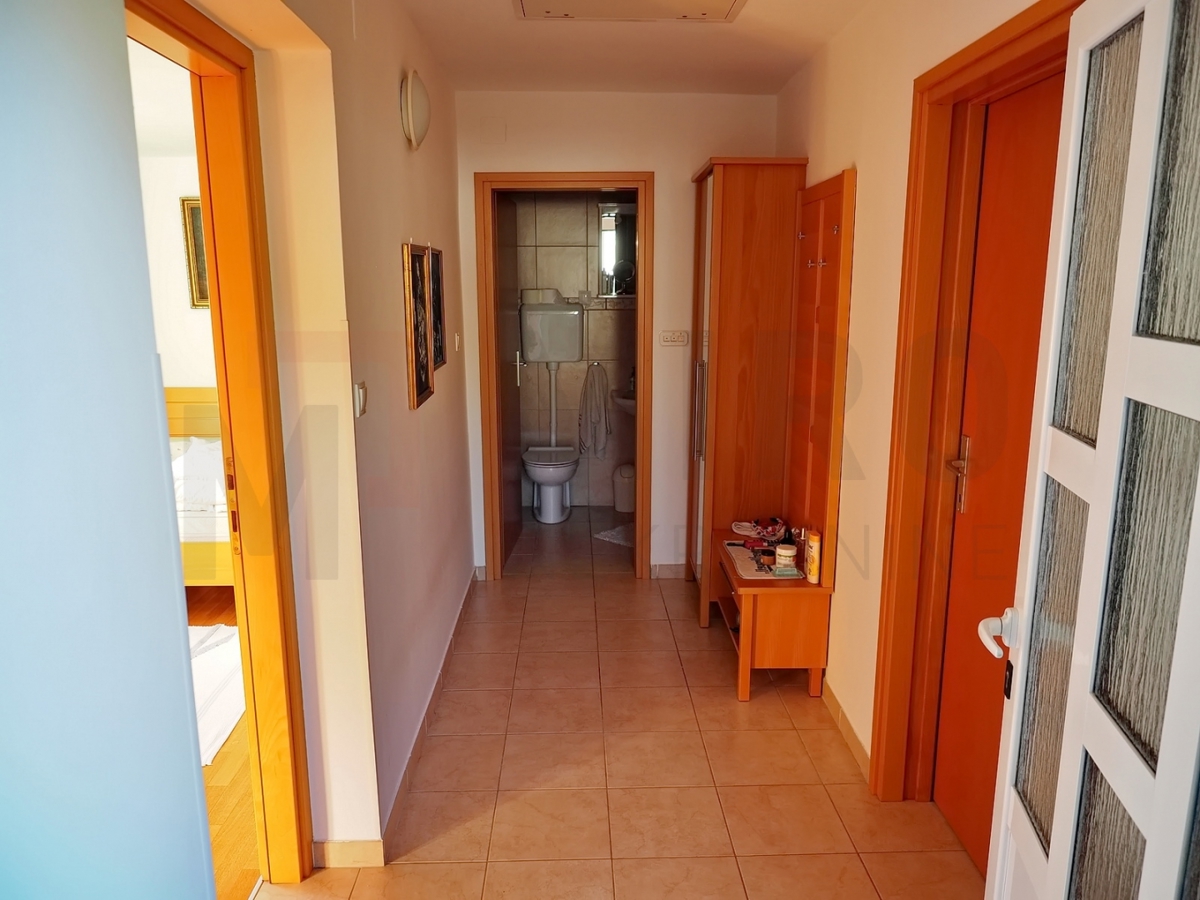 Malinska, dvojček na odlični lokaciji 80m od morja, PRODAJA!