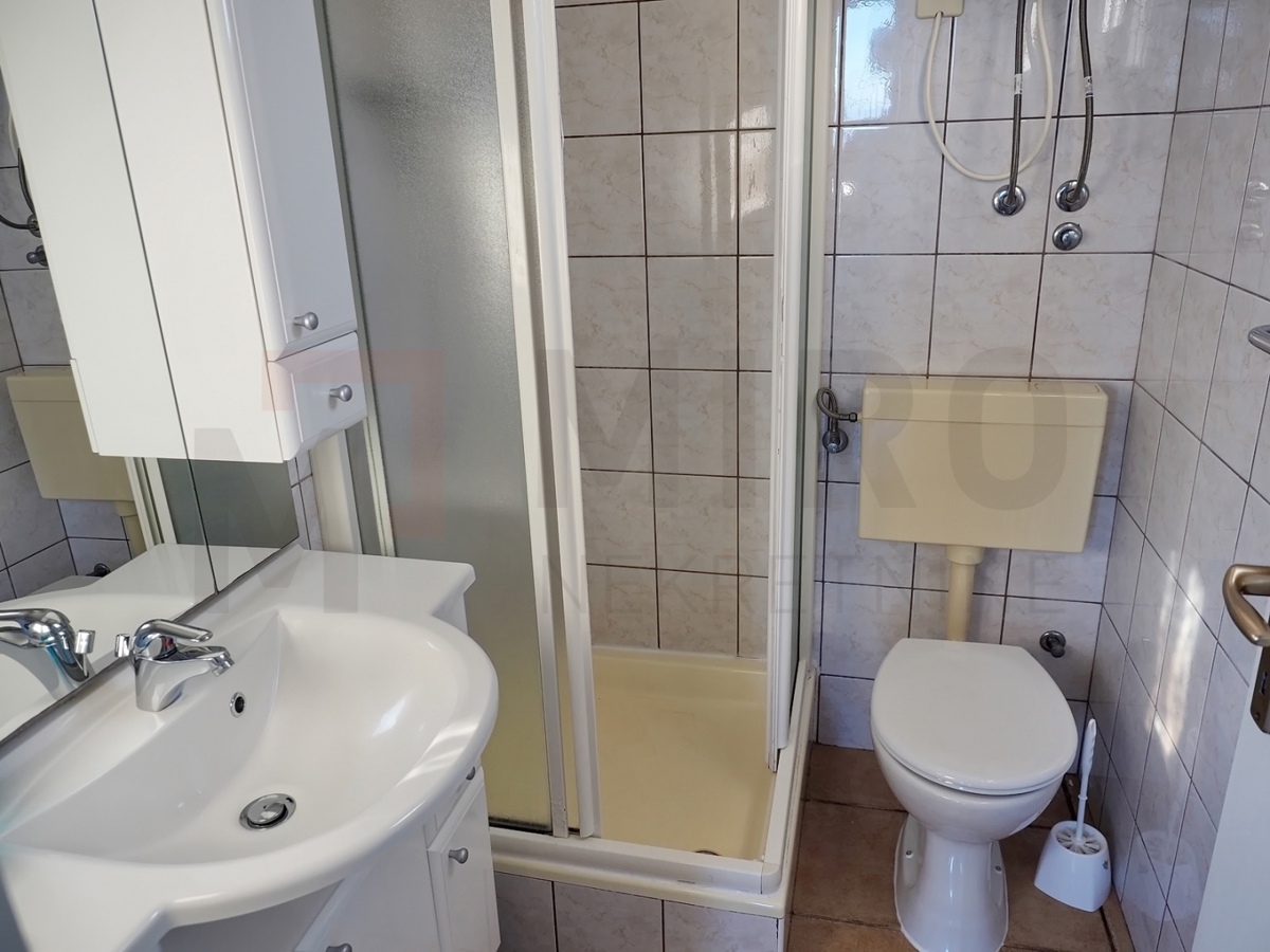 Malinska, dvojček na odlični lokaciji 80m od morja, PRODAJA!